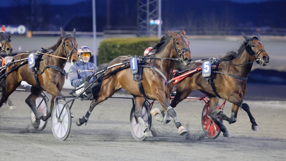 Bedas Magic (1) tok ned ledende Junestile (5), mens Stella Ammik (3) satt dønn fast.
 Foto: hesteguiden.com