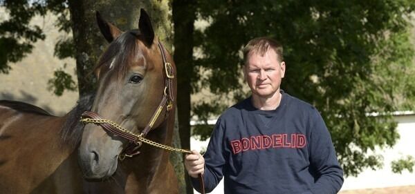Earl Simon fikk billett