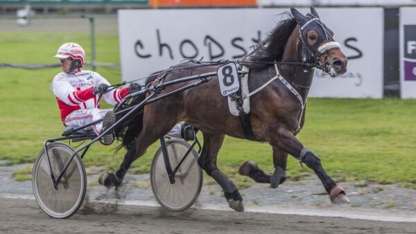 Sliter, vinner tilbake og uten trener