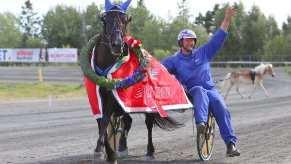 Hedrer og takker
