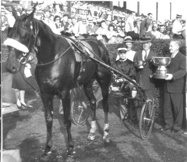 Fra vinnersirkelen etter Hambletonian triumfen.
 Foto: Hambletonian Society