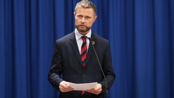 Åpner for flere personer