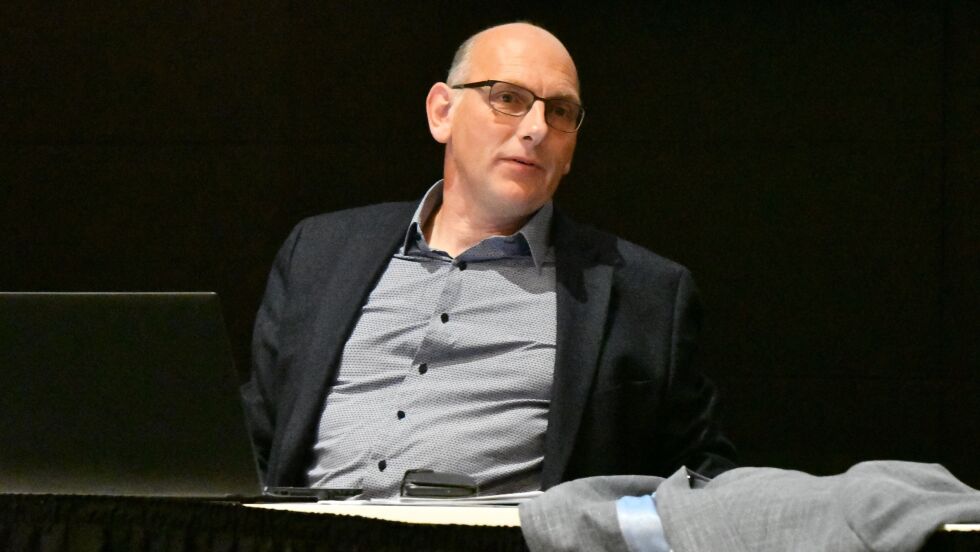 Ingolf Herbjørnrød og resten av hans styret i Buskerud og Vestfold Travforbund kritiseres av Re Travforening.
