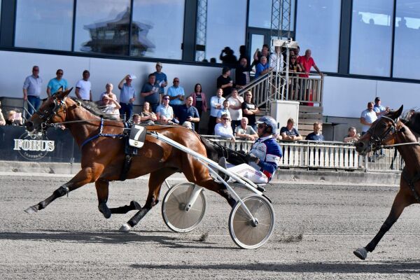- Skylder han tre og en halv pizza