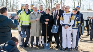 Har tatt første spadtak for ny bane