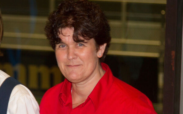 Hun er den eneste som kan smile