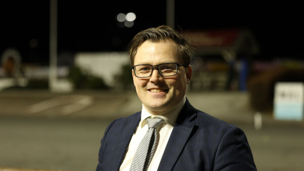 - Vi må slutte med pekeleken