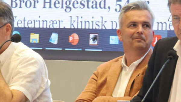 Fortsetter som leder