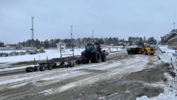 Momarken stenger banen