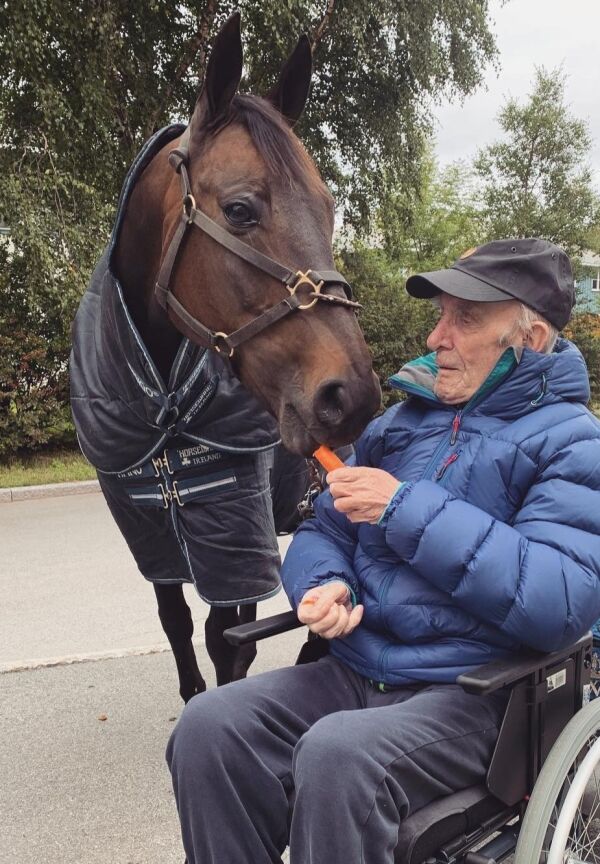 88-åringen fikk besøk av kompisen