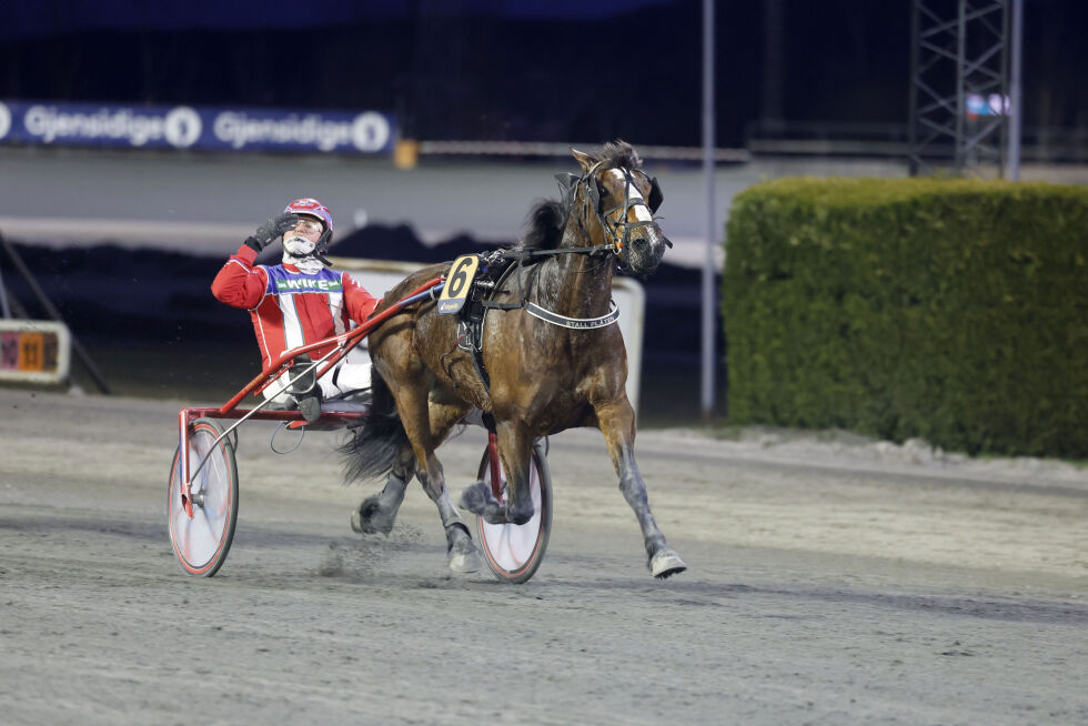 Det vanket slengkyss til kona når Geir Flåten vant med hesten hennes.
 Foto: Hesteguiden.com.