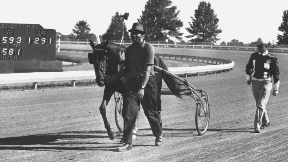 Til vinnersirkelen i Hambletonian med oppasser Charlie Coleman, mens John Simpson følger rett bak.
 Foto: Hambletonian Society