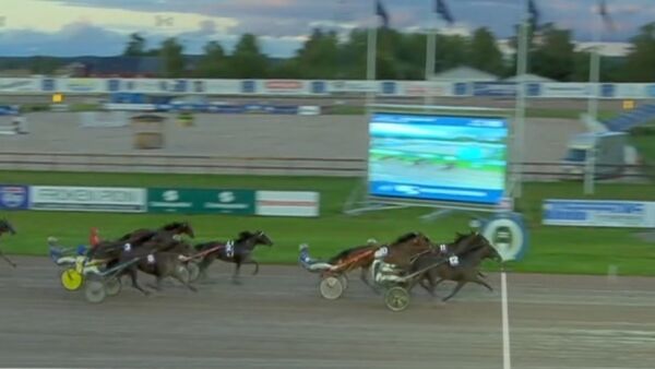 Elegant Ima tuktet nesten Önas Prince