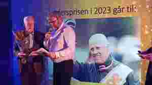 Hedret med stående applaus