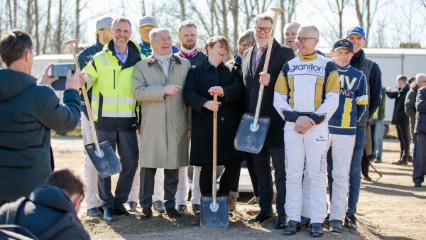 Har tatt første spadtak for ny bane
