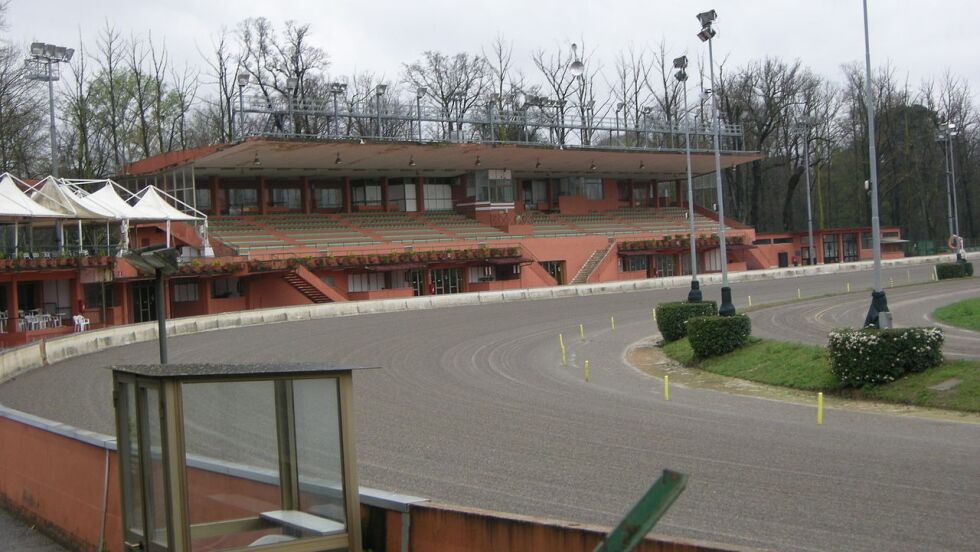 Søndagens løp på Visarno-banen i Firenze ble avlyst etter skyting i stallområdet.
 Foto: Sailko/CC BY 2.5