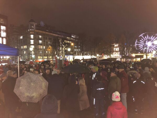 Rundt 1.000 samlet foran Stortinget
