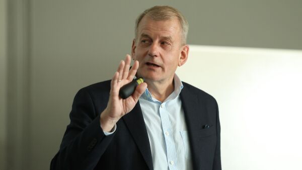 Måtte forklare lønningene